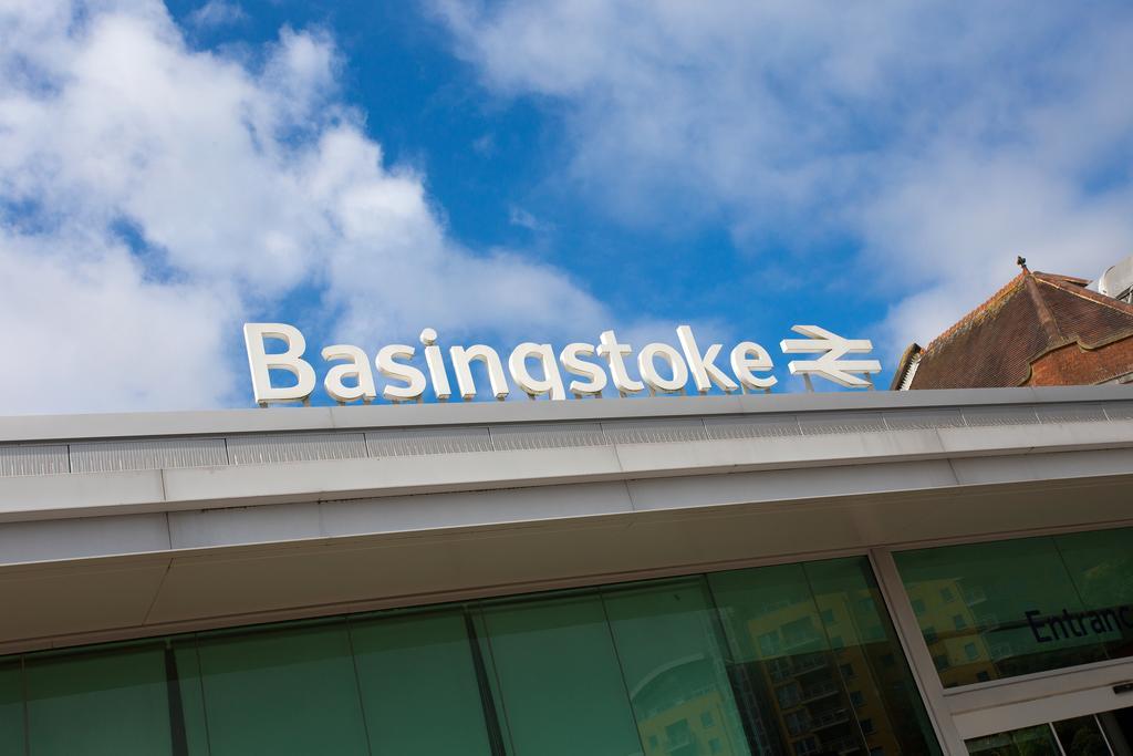 St Raphael House, City Centre Charming Apartments Basingstoke Exterior photo